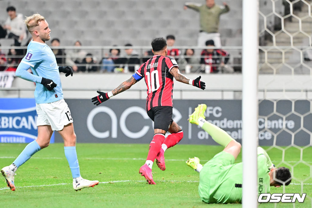 10일 오후 서울월드컵경기장에서 2025~2026시즌 아시아축구연맹(AFC) 챔피언스리그 엘리트(ACLE) 리그 스테이지 FC서울과 멜버른 시티의 경기가 진행됐다.FC서울은 (2승 2무 1패 승점 8)로 4위이며, 승점 1점 차로 2위에 있는 멜버른 시티(3승 2패 승점 9점)를 상대로 승리할 경우 2위로 올라설 수 있다.전반 FC서울 린가드가 선제골을 넣고 기뻐하고 있다. . 2025.12.10 / soul1014@osen.co.kr