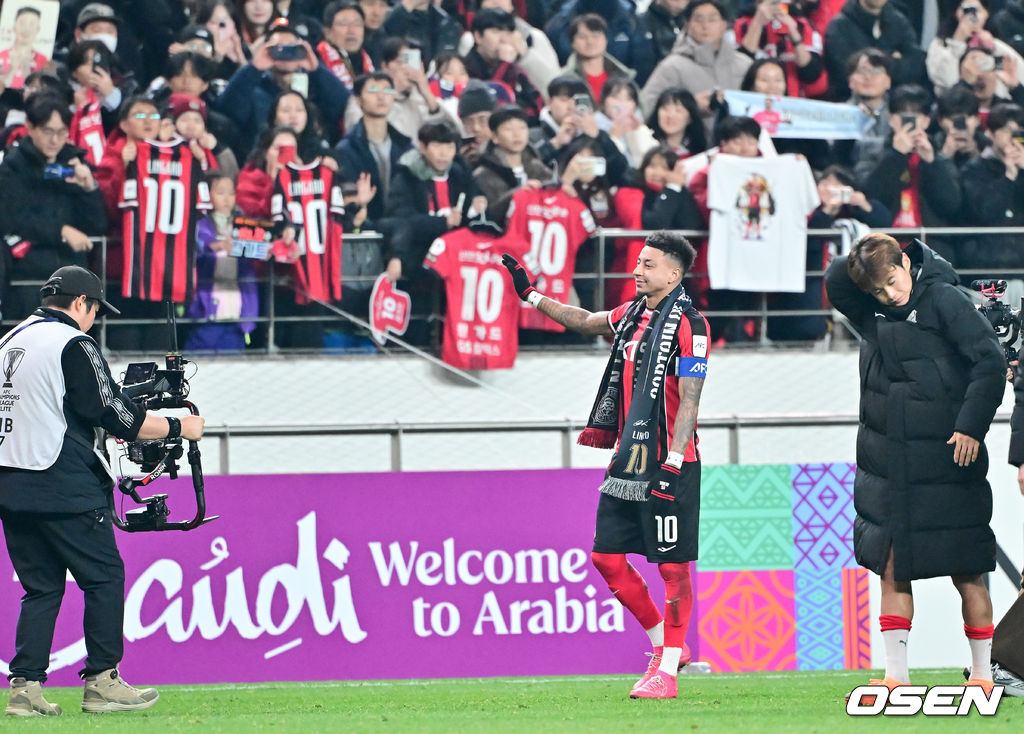 제시 린가드(33, 서울)의 라스트 댄스는 무승부로 끝났다. FC서울은 10일 오후 서울월드컵경기장에서 2025~2026시즌 아시아축구연맹(AFC) 챔피언스리그 엘리트(ACLE) 리그 스테이지에서 린가드의 선제골이 터졌지만 지키지 못하고 멜버른 시티와 1-1로 비겼다. 서울(2승3무1패, 승점 9)은 5위로 밀렸다. 멜버른 스티(3승1무2패, 승점 10점)는 4위다. 경기종료 후 FC서울 린가드 고별행사에서 린가드가 그라운드를 돌며 인사하고 있다. 2025.12.10 / soul1014@osen.co.kr