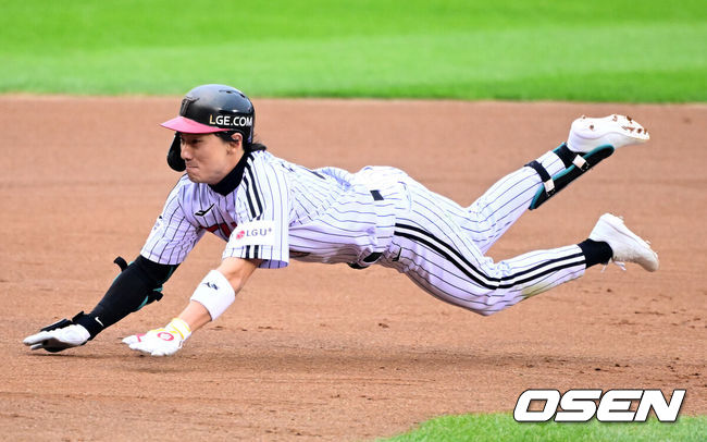 [OSEN=잠실, 지형준 기자] 26일 오후 서울 잠실야구장에서 2025 신한 SOL Bank KBO리그 포스트시즌 한국시리즈 1차전 LG 트윈스와 한화 이글스의 경기가 열렸다.LG는 앤더스 톨허스트, 한화는 문동주를 선발 투수로 내세웠다.5회말 1사에서 LG 신민재가 중견수 뒤 3루타를 날리며 3루에서 슬라이딩하고 있다. 2025.10.26 /jpnews@osen.co.kr