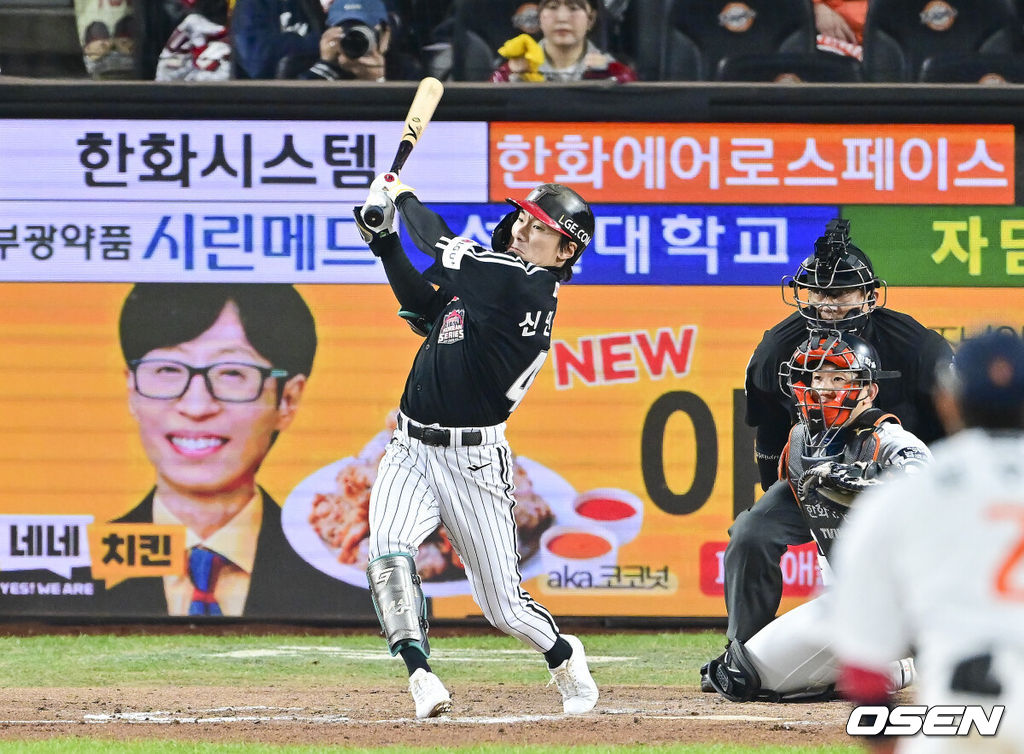 31일 대전 한화생명볼파크에서 2025 신한 SOL Bank KBO리그 포스트시즌 한국시리즈 5차전 한화 이글스와 LG 트윈스의 경기가 열렸다.이날 경기에 한화는 문동주를, LG는 톨허스트를 선발투수로 내세웠다. 3회초 LG 선두타자 신민재가 안타를 날리고 있다. 2025.10.31 / soul1014@osen.co.kr