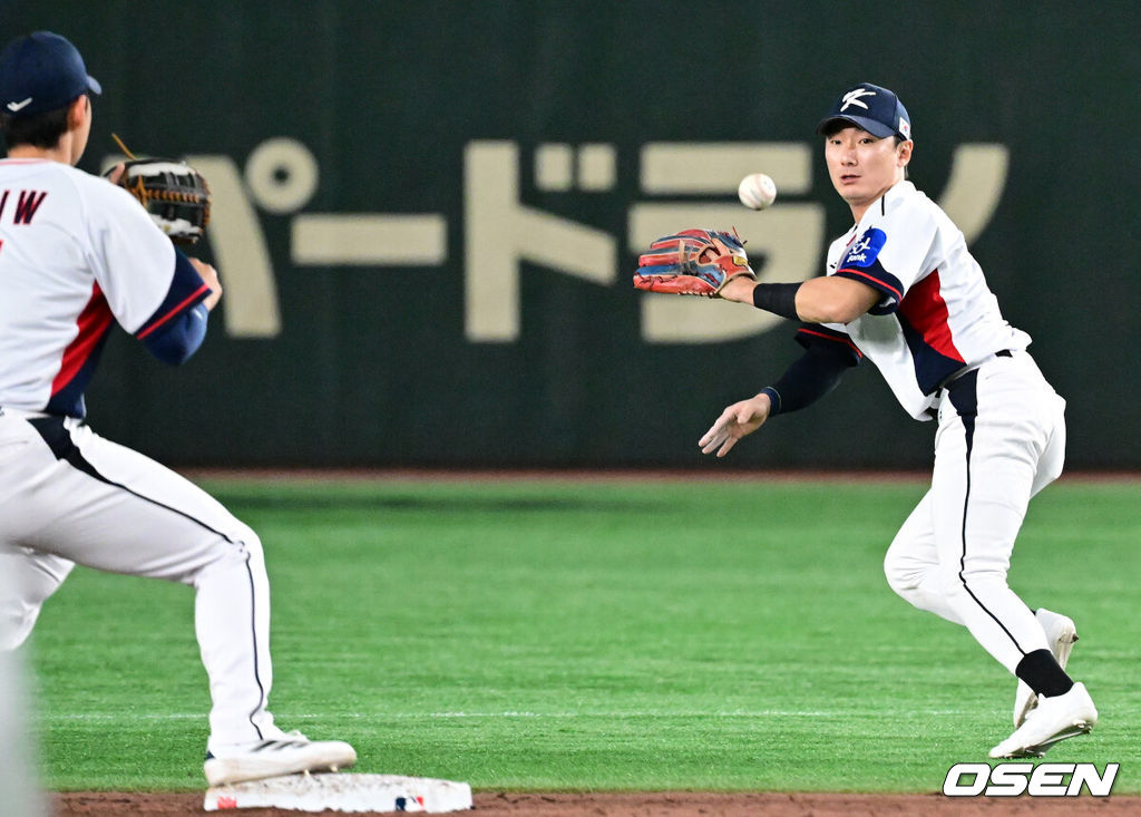 16일 오후 일본 도쿄돔에서 ‘2025 NAVER K-BASEBALL SERIES’ 대한민국과 일본의 2차전 경기가 열렸다.한국은 정우주, 일본은 카네마루 유메토를 선발투수로 내세웠다.4회초 1사 만루에서 대한민국 신민재가 일본 무라바야시 이츠키를 병살타로 처리하고 있다. 2025.11.16 /cej@osen.co.kr
