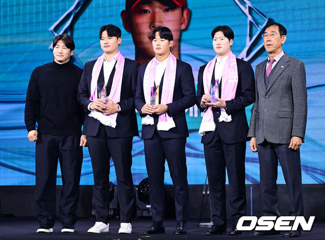 1일 오전 서울 광장동 그랜드 워커힐 서울에서 ‘리얼 글러브 어워드’ 시상식이 열렸다.리얼글러브 어워드는 한국 프로야구 선수들이 직접 투표를 통해 동료 선수들의 활약을 평가하고 각 포지션별 최고의 선수를 선정하는 국내 유일의 선수 주도형 시상식이다.KIA 타이거즈 정해원, 김석환, 이호민이 2025 퓨처스리그 선수상을 받은 뒤 포즈를 취하고 있다. 2025.12.01 / dreamer@osen.co.kr