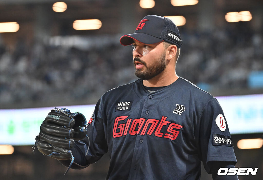 23일 창원NC파크에서 2025 신한 SOL 뱅크 KBO 리그 NC 다이노스와 롯데 자이언츠의 경기가 열렸다. 홈팀 NC는 김녹원이, 방문팀 롯데는 감보아가 선발 출전했다. 롯데 자이언츠 선발투수 감보아가 4회말 2사 1,2루 NC 다이노스 김형준을 삼진으로 잡고 수비해 준 동료들과 하이파이브를 하고 있다. 2025.08.23 / foto0307@osen.co.kr