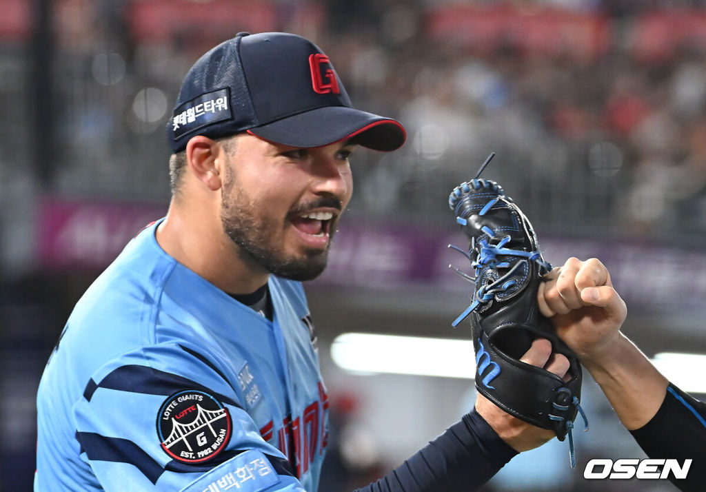 5일 부산 사직야구장에서 2025 신한 SOL 뱅크 KBO 리그 롯데 자이언츠와 KIA 타이거즈의 경기가 열렸다. 홈팀 롯데는 감보아가, 방문팀 KIA는 네일이 선발 출전했다.롯데 자이언츠 선발 투수 감보아가 4회초 1사 1,3루 KIA 타이거즈 위즈덤을 2루수 땅볼 병살로 잡고 박승욱과 하이파이브를 하고 있다. 2025.08.05 / foto0307@osen.co.kr