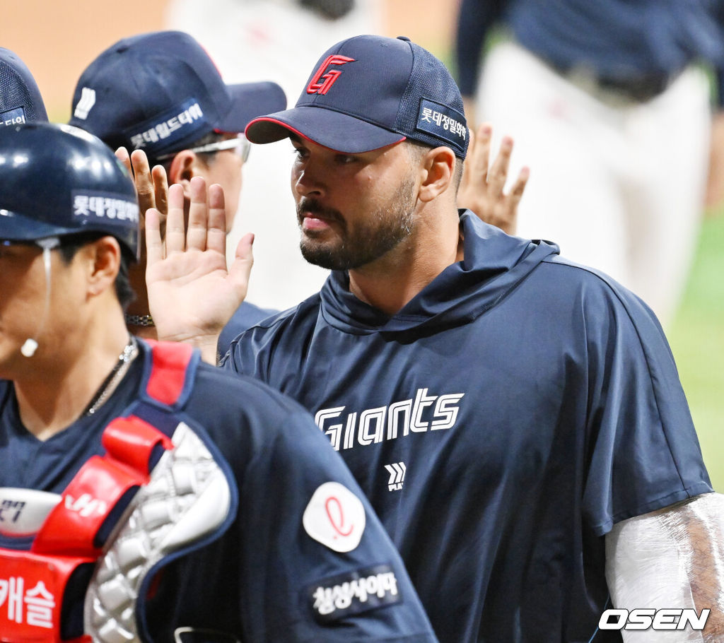 24일 오후 서울 고척스카이돔에서 ‘2025 신한 SOL Bank KBO리그’ 키움 히어로즈와 롯데 자이언츠의 경기가 열렸다.이 경기에서 롯데는 키움에 4-0으로 승리하며 2연승을 질주했다. 주중 3연전 위닝시리즈를 챙긴 롯데는 이날 승리로 시즌 50승 3무 42패 승률 .543을 기록하며 1위 한화, 2위 LG에 이어서 올 시즌 리그 세 번째로 50승을 달성했다. 고승민은 시즌 3호 홈런을 포함해 4타수 2안타 2타점 1득점으로 활약하며 결승타의 주인공이 됐다. 선발투수 알렉 감보아는 7이닝 2피안타 1볼넷 9탈삼진 무실점 호투로 시즌 7승을 수확했다.경기를 마치고 롯데 감보아가 승리의 기쁨을 나누고 있다. 2025.07.24 / rumi@osen.co.kr