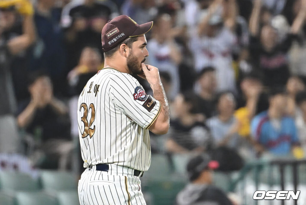 25일 울산 문수야구장에서 2025 신한 SOL 뱅크 KBO 리그 롯데 자이언츠와 LG 트윈스의 경기가 열렸다. 홈팀 롯데는 감보아가, 방문팀 LG는 손주영이 선발로 나섰다.롯데 자이언츠 감보아가 5회초 1사 1,3루 LG 트윈스 오스틴에게 좌중월 3점 홈런을 맞고 아쉬워하고 있다. 2025.09.25 / foto0307@osen.co.kr