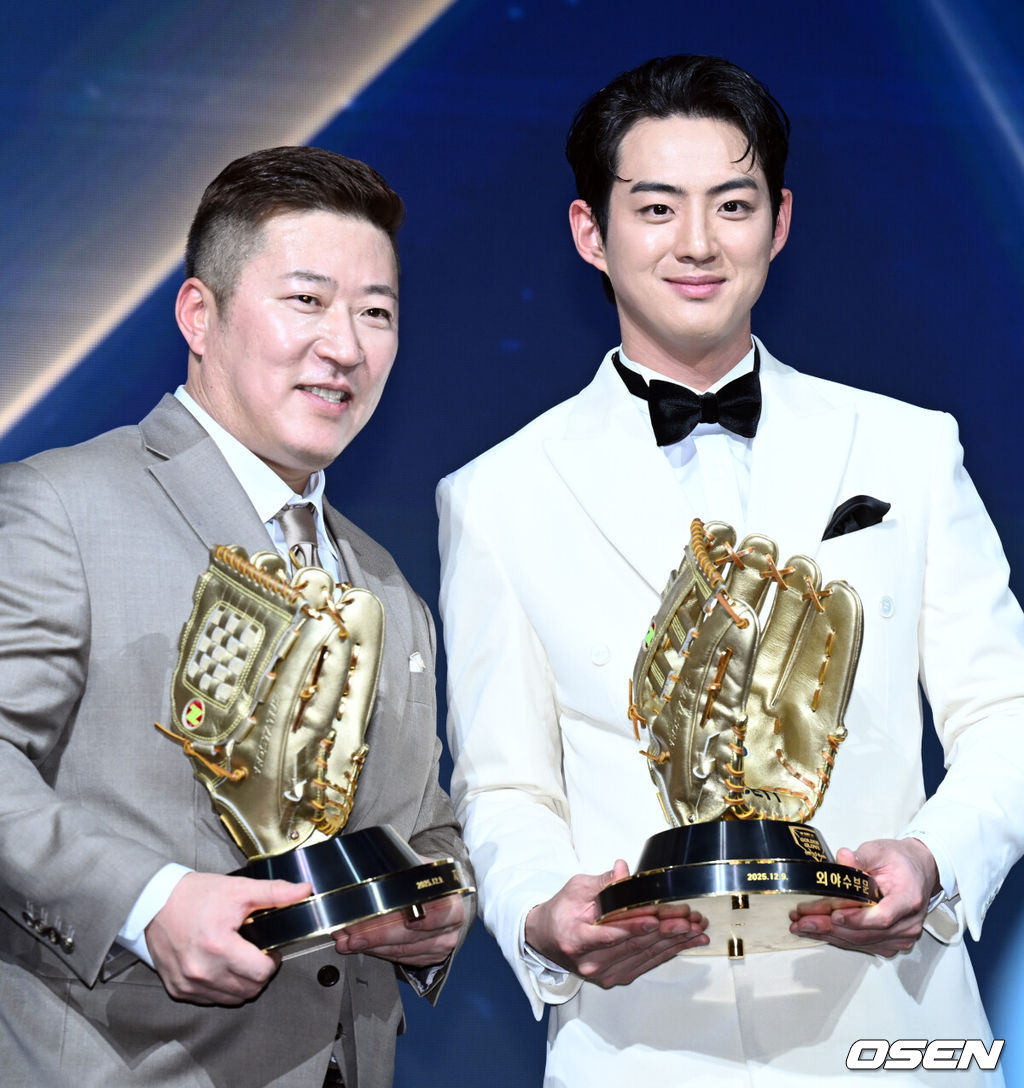 9일 오후 서울 송파구 잠실동 롯데호텔 월드에서 2025 신한은행 SOL 뱅크 KBO 골든글러브 시상식이 열렸다.KBO 골든글러브 시상식은 포지션별 최고의 선수를 가리는 자리로 올 시즌의 대미를 장식하는 자리다. 삼서 최형우, 구자욱이 포즈를 취하고 있다. 2025.12.09 /cej@osen.co.kr