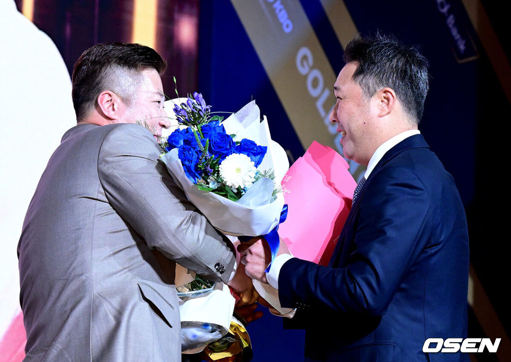 9일 오후 서울 송파구 잠실동 롯데호텔 월드에서 2025 신한은행 SOL 뱅크 KBO 골든글러브 시상식이 열렸다.KBO 골든글러브 시상식은 포지션별 최고의 선수를 가리는 자리로 올 시즌의 대미를 장식하는 자리다. 한화 이글스 폰세(투수), 두산 베어스 양의지(포수), 삼성 라이온즈 디아즈(1루수), LG 트윈스 신민재(2루수), 키움 히어로즈 송성문(3루수), NC 다이노스 김주원(유격수), 삼성 라이온즈 최형우(지명타자) 삼성 라이온즈 구자욱, KT 위즈 안현민(이상 외야수)가 황금장갑의 주인공이 됐다. 올해 신설된 KBO 감독상은 통합 우승을 이끈 염경엽 LG 감독이 수상했다. 삼성 최형우가 지명타자 부문 골든글러브를 수상하며 박진만 감독의 축하를 받고 있다. 2025.12.09 /jpnews@osen.co.kr