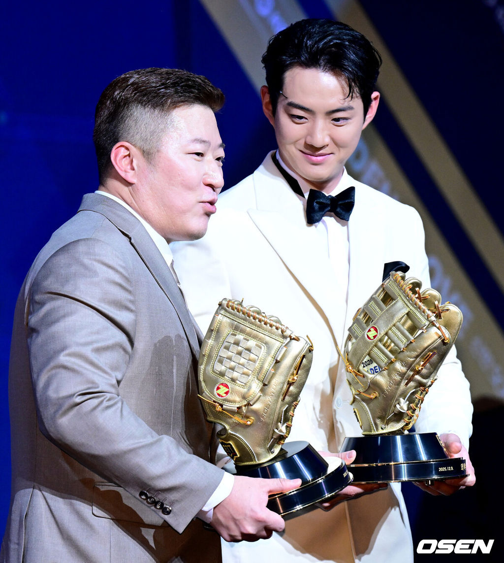 9일 오후 서울 송파구 잠실동 롯데호텔 월드에서 2025 신한은행 SOL 뱅크 KBO 골든글러브 시상식이 열렸다.KBO 골든글러브 시상식은 포지션별 최고의 선수를 가리는 자리로 올 시즌의 대미를 장식하는 자리다. 한화 이글스 폰세(투수), 두산 베어스 양의지(포수), 삼성 라이온즈 디아즈(1루수), LG 트윈스 신민재(2루수), 키움 히어로즈 송성문(3루수), NC 다이노스 김주원(유격수), 삼성 라이온즈 최형우(지명타자) 삼성 라이온즈 구자욱, KT 위즈 안현민(이상 외야수)가 황금장갑의 주인공이 됐다. 올해 신설된 KBO 감독상은 통합 우승을 이끈 염경엽 LG 감독이 수상했다. 삼성 최형우, 구자욱이 기념 촬영을 하고 있다. 2025.12.09 /jpnews@osen.co.kr