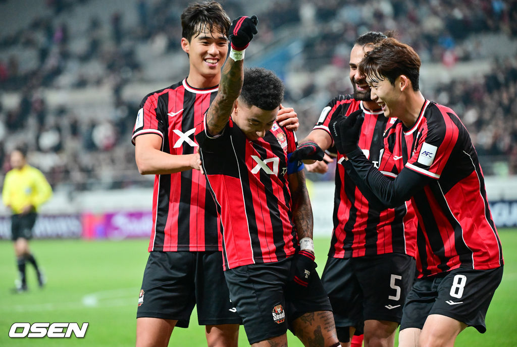 10일 오후 서울월드컵경기장에서 2025~2026시즌 아시아축구연맹(AFC) 챔피언스리그 엘리트(ACLE) 리그 스테이지 FC서울과 멜버른 시티의 경기가 진행됐다.FC서울은 (2승 2무 1패 승점 8)로 4위이며, 승점 1점 차로 2위에 있는 멜버른 시티(3승 2패 승점 9점)를 상대로 승리할 경우 2위로 올라설 수 있다.전반 FC서울 린가드가 선제골을 세리머니를 하고 있다. 2025.12.10 / soul1014@osen.co.kr