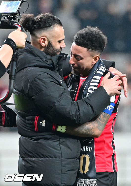 [OSEN=서울월드컵경기장, 박준형 기자] 제시 린가드(33, 서울)의 라스트 댄스는 무승부로 끝났다. FC서울은 10일 오후 서울월드컵경기장에서 2025~2026시즌 아시아축구연맹(AFC) 챔피언스리그 엘리트(ACLE) 리그 스테이지에서 린가드의 선제골이 터졌지만 지키지 못하고 멜버른 시티와 1-1로 비겼다. 서울(2승3무1패, 승점 9)은 5위로 밀렸다. 멜버른 스티(3승1무2패, 승점 10점)는 4위다. 경기종료 후 FC서울 린가드 고별행사에서 린가드가 눈물을 보이고 있다.  2025.12.10 / soul1014@osen.co.kr