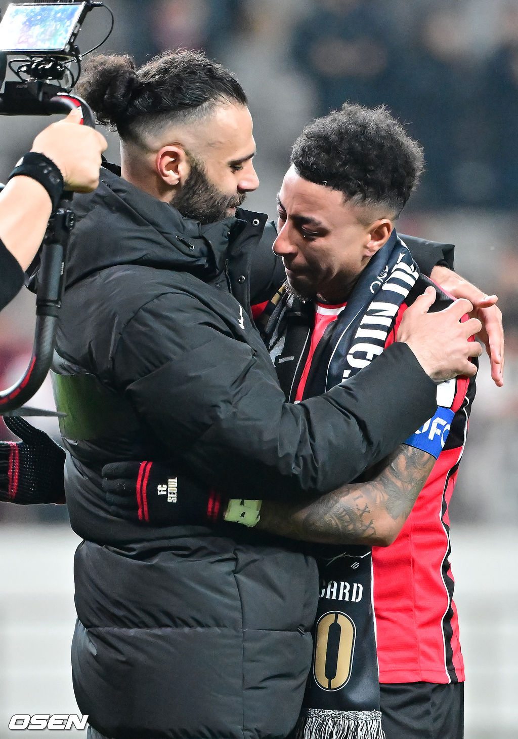 제시 린가드(33, 서울)의 라스트 댄스는 무승부로 끝났다. FC서울은 10일 오후 서울월드컵경기장에서 2025~2026시즌 아시아축구연맹(AFC) 챔피언스리그 엘리트(ACLE) 리그 스테이지에서 린가드의 선제골이 터졌지만 지키지 못하고 멜버른 시티와 1-1로 비겼다. 서울(2승3무1패, 승점 9)은 5위로 밀렸다. 멜버른 스티(3승1무2패, 승점 10점)는 4위다. 경기종료 후 FC서울 린가드 고별행사에서 린가드가 눈물을 보이고 있다. 2025.12.10 / soul1014@osen.co.kr