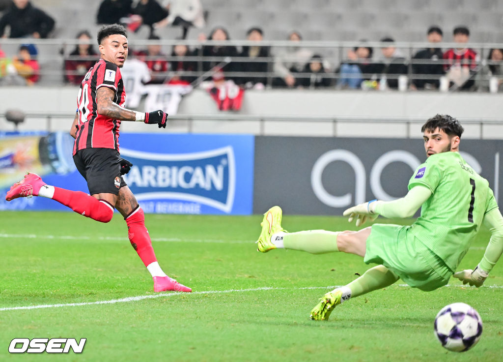 10일 오후 서울월드컵경기장에서 2025~2026시즌 아시아축구연맹(AFC) 챔피언스리그 엘리트(ACLE) 리그 스테이지 FC서울과 멜버른 시티의 경기가 진행됐다.FC서울은 (2승 2무 1패 승점 8)로 4위이며, 승점 1점 차로 2위에 있는 멜버른 시티(3승 2패 승점 9점)를 상대로 승리할 경우 2위로 올라설 수 있다.전반 FC서울 린가드가 선제골을 넣고 있다. 2025.12.10 / soul1014@osen.co.kr