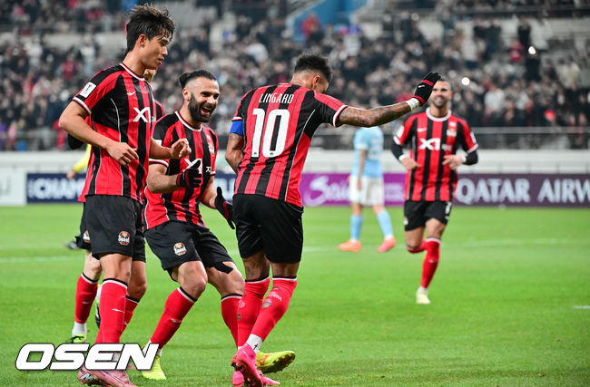 [OSEN=서울월드컵경기장, 박준형 기자] 10일 오후 서울월드컵경기장에서 2025~2026시즌 아시아축구연맹(AFC) 챔피언스리그 엘리트(ACLE) 리그 스테이지 FC서울과 멜버른 시티의 경기가 진행됐다.FC서울은 (2승 2무 1패 승점 8)로 4위이며, 승점 1점 차로 2위에 있는 멜버른 시티(3승 2패 승점 9점)를 상대로 승리할 경우 2위로 올라설 수 있다.전반 FC서울 린가드가 선제골을 세리머니를 하고 있다. 2025.12.10 / soul1014@osen.co.kr