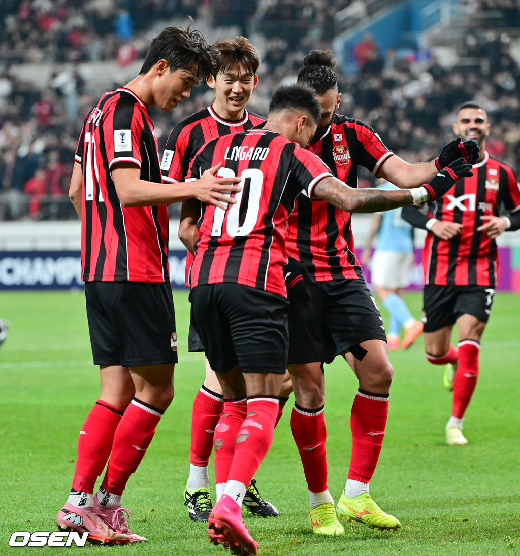 10일 오후 서울월드컵경기장에서 2025~2026시즌 아시아축구연맹(AFC) 챔피언스리그 엘리트(ACLE) 리그 스테이지 FC서울과 멜버른 시티의 경기가 진행됐다.FC서울은 (2승 2무 1패 승점 8)로 4위이며, 승점 1점 차로 2위에 있는 멜버른 시티(3승 2패 승점 9점)를 상대로 승리할 경우 2위로 올라설 수 있다.전반 FC서울 린가드가 선제골을 세리머니를 하고 있다. 2025.12.10 / soul1014@osen.co.kr