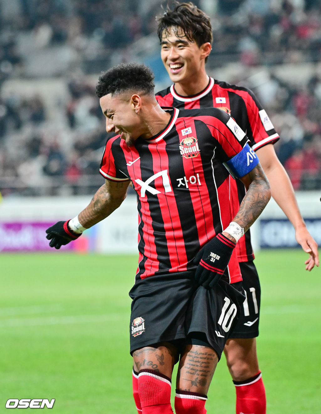 10일 오후 서울월드컵경기장에서 2025~2026시즌 아시아축구연맹(AFC) 챔피언스리그 엘리트(ACLE) 리그 스테이지 FC서울과 멜버른 시티의 경기가 진행됐다.FC서울은 (2승 2무 1패 승점 8)로 4위이며, 승점 1점 차로 2위에 있는 멜버른 시티(3승 2패 승점 9점)를 상대로 승리할 경우 2위로 올라설 수 있다.전반 FC서울 린가드가 선제골을 세리머니를 하고 있다. 2025.12.10 / soul1014@osen.co.kr