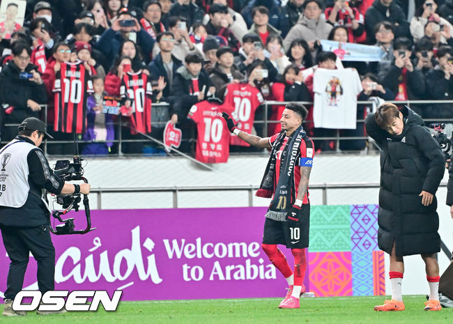 [OSEN=서울월드컵경기장, 박준형 기자] 제시 린가드(33, 서울)의 라스트 댄스는 무승부로 끝났다. FC서울은 10일 오후 서울월드컵경기장에서 2025~2026시즌 아시아축구연맹(AFC) 챔피언스리그 엘리트(ACLE) 리그 스테이지에서 린가드의 선제골이 터졌지만 지키지 못하고 멜버른 시티와 1-1로 비겼다. 서울(2승3무1패, 승점 9)은 5위로 밀렸다. 멜버른 스티(3승1무2패, 승점 10점)는 4위다. 경기종료 후 FC서울 린가드 고별행사에서 린가드가 그라운드를 돌며 인사하고 있다.  2025.12.10 / soul1014@osen.co.kr