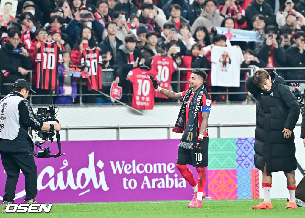 제시 린가드(33, 서울)의 라스트 댄스는 무승부로 끝났다. FC서울은 10일 오후 서울월드컵경기장에서 2025~2026시즌 아시아축구연맹(AFC) 챔피언스리그 엘리트(ACLE) 리그 스테이지에서 린가드의 선제골이 터졌지만 지키지 못하고 멜버른 시티와 1-1로 비겼다. 서울(2승3무1패, 승점 9)은 5위로 밀렸다. 멜버른 스티(3승1무2패, 승점 10점)는 4위다. 경기종료 후 FC서울 린가드 고별행사에서 린가드가 그라운드를 돌며 인사하고 있다. 2025.12.10 / soul1014@osen.co.kr