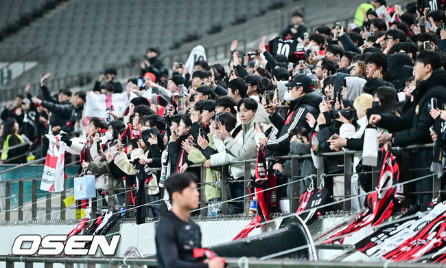 [OSEN=서울월드컵경기장, 박준형 기자] 제시 린가드(33, 서울)의 라스트 댄스는 무승부로 끝났다. FC서울은 10일 오후 서울월드컵경기장에서 2025~2026시즌 아시아축구연맹(AFC) 챔피언스리그 엘리트(ACLE) 리그 스테이지에서 린가드의 선제골이 터졌지만 지키지 못하고 멜버른 시티와 1-1로 비겼다. 서울(2승3무1패, 승점 9)은 5위로 밀렸다. 멜버른 스티(3승1무2패, 승점 10점)는 4위다. 경기종료 후 FC서울 린가드 고별행사에서 FC서울 팬들이 린가드를 응원하고 있다.  2025.12.10 / soul1014@osen.co.kr