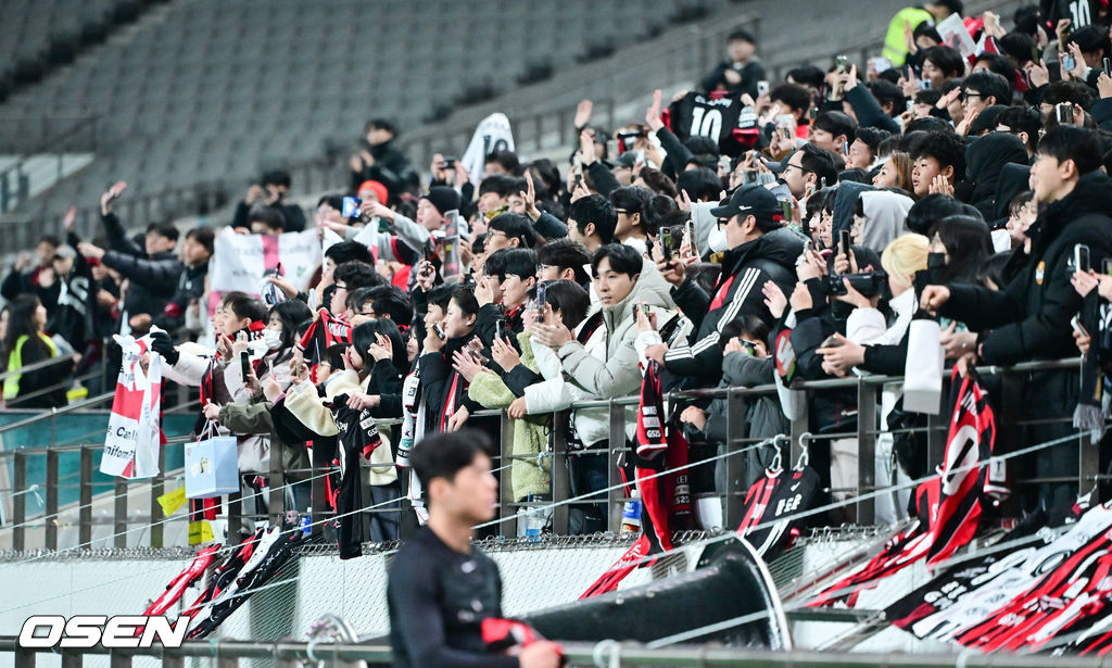 제시 린가드(33, 서울)의 라스트 댄스는 무승부로 끝났다. FC서울은 10일 오후 서울월드컵경기장에서 2025~2026시즌 아시아축구연맹(AFC) 챔피언스리그 엘리트(ACLE) 리그 스테이지에서 린가드의 선제골이 터졌지만 지키지 못하고 멜버른 시티와 1-1로 비겼다. 서울(2승3무1패, 승점 9)은 5위로 밀렸다. 멜버른 스티(3승1무2패, 승점 10점)는 4위다. 경기종료 후 FC서울 린가드 고별행사에서 FC서울 팬들이 린가드를 응원하고 있다. 2025.12.10 / soul1014@osen.co.kr