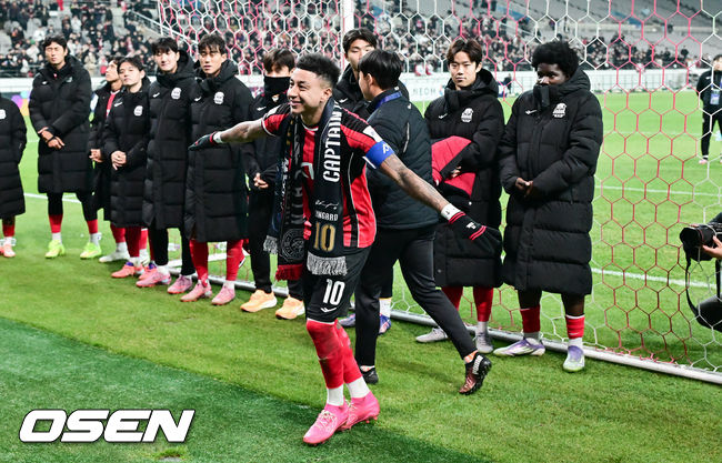 [OSEN=서울월드컵경기장, 박준형 기자] 제시 린가드(33, 서울)의 라스트 댄스는 무승부로 끝났다. FC서울은 10일 오후 서울월드컵경기장에서 2025~2026시즌 아시아축구연맹(AFC) 챔피언스리그 엘리트(ACLE) 리그 스테이지에서 린가드의 선제골이 터졌지만 지키지 못하고 멜버른 시티와 1-1로 비겼다. 서울(2승3무1패, 승점 9)은 5위로 밀렸다. 멜버른 스티(3승1무2패, 승점 10점)는 4위다. 경기종료 후 FC서울 린가드 고별행사에서 린가드가 서포터즈 앞에서 마지막 세리머니를 하고 있다.  2025.12.10 / soul1014@osen.co.kr