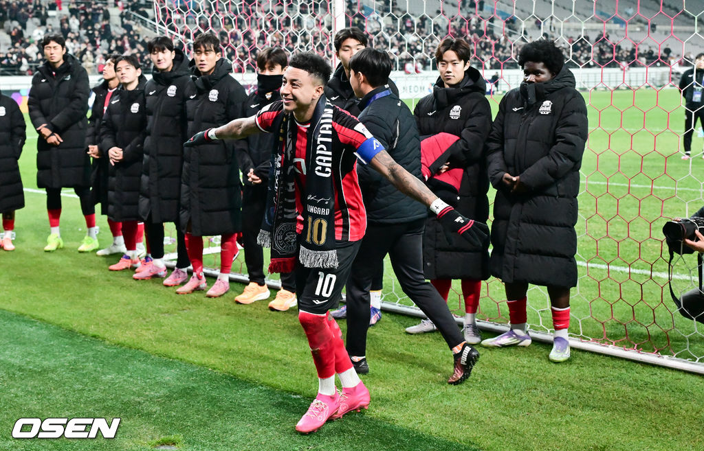 제시 린가드(33, 서울)의 라스트 댄스는 무승부로 끝났다. FC서울은 10일 오후 서울월드컵경기장에서 2025~2026시즌 아시아축구연맹(AFC) 챔피언스리그 엘리트(ACLE) 리그 스테이지에서 린가드의 선제골이 터졌지만 지키지 못하고 멜버른 시티와 1-1로 비겼다. 서울(2승3무1패, 승점 9)은 5위로 밀렸다. 멜버른 스티(3승1무2패, 승점 10점)는 4위다. 경기종료 후 FC서울 린가드 고별행사에서 린가드가 서포터즈 앞에서 마지막 세리머니를 하고 있다. 2025.12.10 / soul1014@osen.co.kr