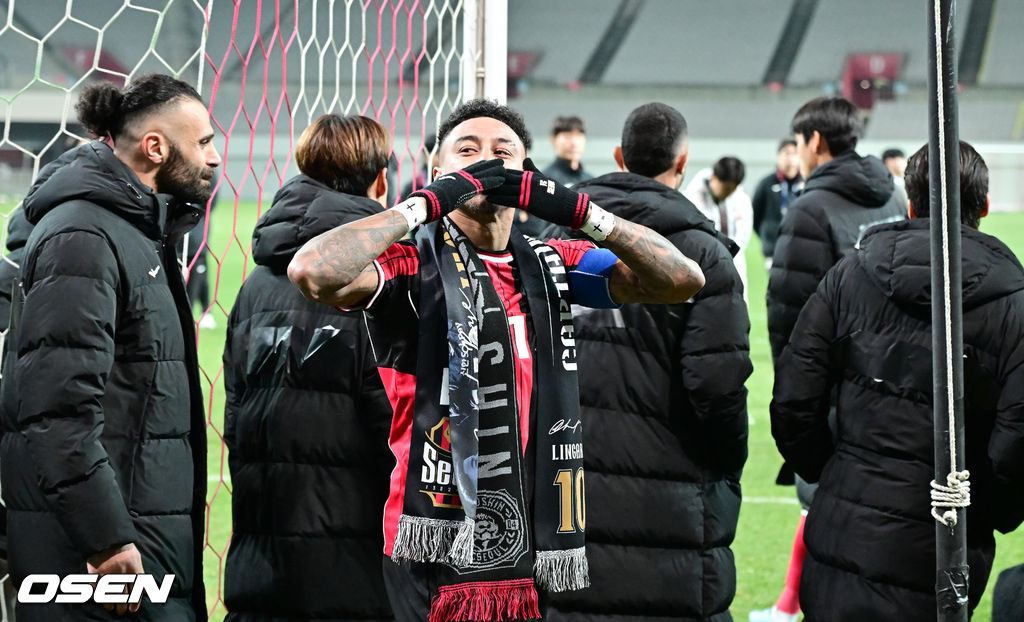 제시 린가드(33, 서울)의 라스트 댄스는 무승부로 끝났다. FC서울은 10일 오후 서울월드컵경기장에서 2025~2026시즌 아시아축구연맹(AFC) 챔피언스리그 엘리트(ACLE) 리그 스테이지에서 린가드의 선제골이 터졌지만 지키지 못하고 멜버른 시티와 1-1로 비겼다. 서울(2승3무1패, 승점 9)은 5위로 밀렸다. 멜버른 스티(3승1무2패, 승점 10점)는 4위다. 경기종료 후 FC서울 린가드 고별행사에서 린가드가 팬들에게 인사를 하고 있다. 2025.12.10 / soul1014@osen.co.kr