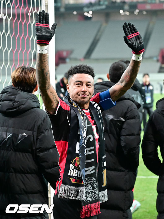 [OSEN=서울월드컵경기장, 박준형 기자] 제시 린가드(33, 서울)의 라스트 댄스는 무승부로 끝났다. FC서울은 10일 오후 서울월드컵경기장에서 2025~2026시즌 아시아축구연맹(AFC) 챔피언스리그 엘리트(ACLE) 리그 스테이지에서 린가드의 선제골이 터졌지만 지키지 못하고 멜버른 시티와 1-1로 비겼다. 서울(2승3무1패, 승점 9)은 5위로 밀렸다. 멜버른 스티(3승1무2패, 승점 10점)는 4위다. 경기종료 후 FC서울 린가드 고별행사에서 린가드가 팬들에게 인사를 하고 있다.  2025.12.10 / soul1014@osen.co.kr