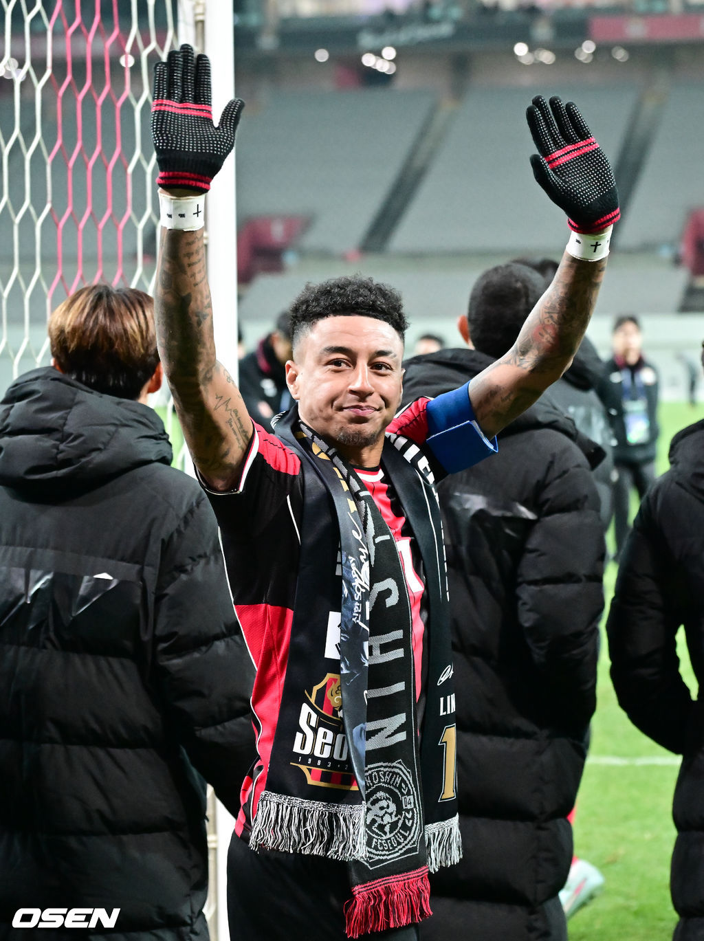 제시 린가드(33, 서울)의 라스트 댄스는 무승부로 끝났다. FC서울은 10일 오후 서울월드컵경기장에서 2025~2026시즌 아시아축구연맹(AFC) 챔피언스리그 엘리트(ACLE) 리그 스테이지에서 린가드의 선제골이 터졌지만 지키지 못하고 멜버른 시티와 1-1로 비겼다. 서울(2승3무1패, 승점 9)은 5위로 밀렸다. 멜버른 스티(3승1무2패, 승점 10점)는 4위다. 경기종료 후 FC서울 린가드 고별행사에서 린가드가 팬들에게 인사를 하고 있다. 2025.12.10 / soul1014@osen.co.kr