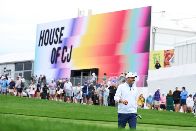 하우스 오브 CJ를 지나가는 더 CJ컵 바이런 넬슨 우승자, 스코티 셰플러.
