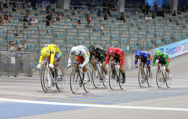 광명스피돔에서 특선급 선수들이 결승선을 향해 달려오고 있다.