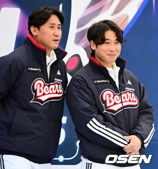 [OSEN=잠실, 지형준 기자] 프로야구 두산 베어스가 23일 오후 서울 잠실야구장에서 ‘2025 곰들의 모임’을 개최했다.곰들의 모임은 한 시즌 동안 변함없는 응원을 보내준 최강 10번타자 팬들에게 감사의 마음을 전하기 위해 마련된 팬 페스티벌이다.신입 선수 이용찬, 박찬호가 무대에 올라 인사를 하고 있다. 2025.11.23 /jpnews@osen.co.kr