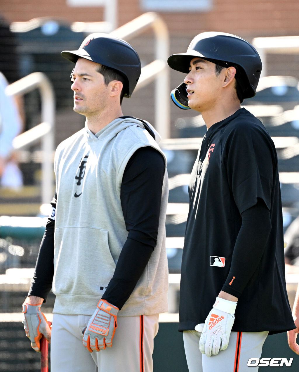 19일(한국시간) 미국 애리조나주 스코츠데일 스타디움에서 2025 메이저리그 샌프란시스코 자이언츠의 스프링캠프가 진행됐다.샌프란시스코는 오는 23일 텍사스 레인저스와의 시범경기를 시작으로 2025시즌 준비에 돌입한다. 8개월 가량 재활을 마친 이정후는 이제 메이저리그 데뷔 2년차 시즌을 준비한다. 샌프란시스코 자이언츠 마이크 야스트렘스키와 이정후가 타격 훈련을 기다리고 있다. 2025.02.19 / sunday@osen.co.kr