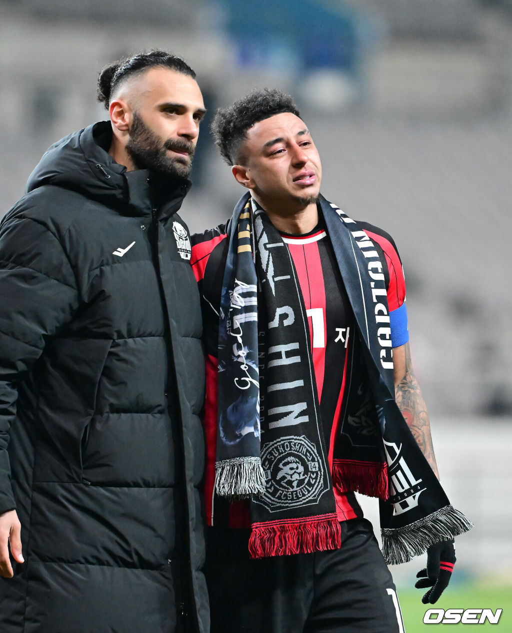 제시 린가드(33, 서울)의 라스트 댄스는 무승부로 끝났다. FC서울은 10일 오후 서울월드컵경기장에서 2025~2026시즌 아시아축구연맹(AFC) 챔피언스리그 엘리트(ACLE) 리그 스테이지에서 린가드의 선제골이 터졌지만 지키지 못하고 멜버른 시티와 1-1로 비겼다. 서울(2승3무1패, 승점 9)은 5위로 밀렸다. 멜버른 스티(3승1무2패, 승점 10점)는 4위다. 경기종료 후 FC서울 린가드 고별행사에서 린가드가 눈물을 보이고 있다.  2025.12.10 / soul1014@osen.co.kr