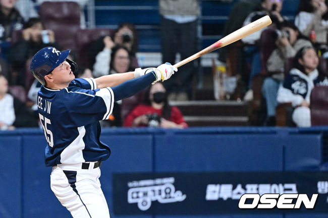 [OSEN=고척, 최규한 기자] 9일 서울 구로구 고척스카이돔에서 ‘2025 NAVER K-BASEBALL SERIES’ 대한민국 야구 대표팀과 체코 야구 대표팀의 평가전이 열렸다. 9회초 무사 1루 상황 한국 이재원이 달아나는 중월 투런포를 날리고 있다. 2025.11.09 / dreamer@osen.co.kr