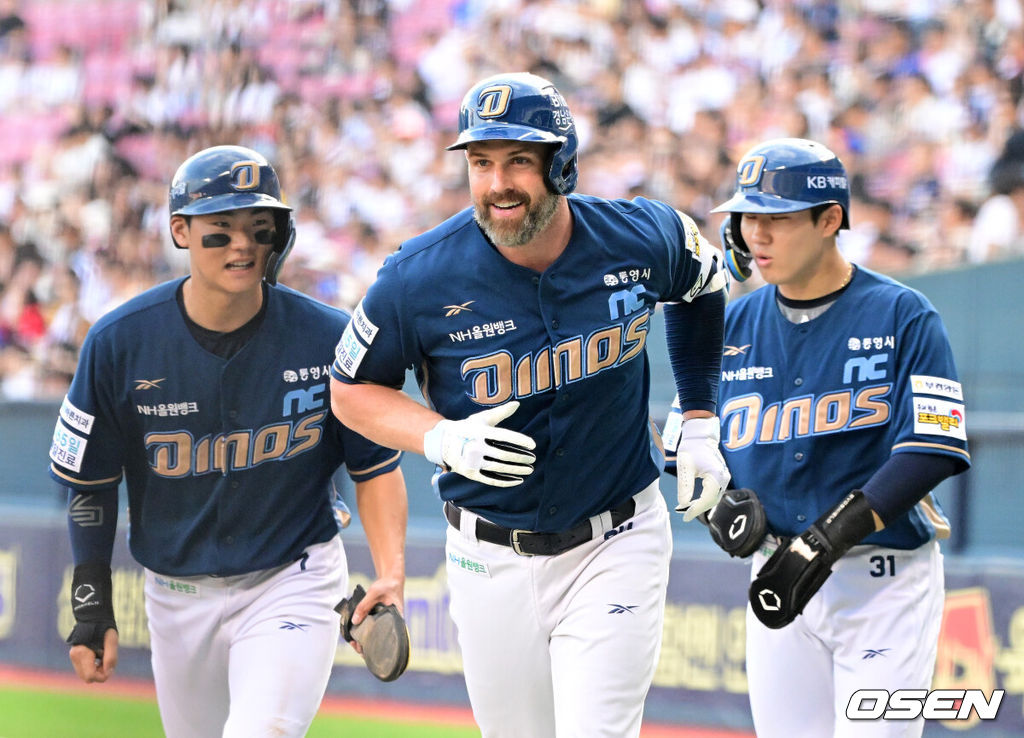 12일 서울 잠실구장에서 ‘2025 신한 SOL Bank KBO리그’ 두산 베어스와 NC 다이노스의 경기가 열렸다.두산은 콜어빈, NC는 김녹원이 선발로 나섰다.1회초 1사 2,3루에서 NC 데이비슨이 선제 스리런포를 날리며 기뻐하고 있다. 데이비슨은 전 구단 상대 홈런을 달성했다. 2025.08.12 / jpnews@osen.co.kr