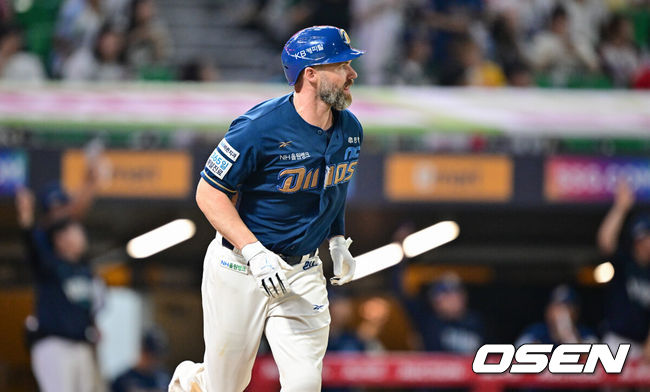 [OSEN=문학, 박준형 기자] 31일 오후 인천 문학동 SSG랜더스필드에서 ‘2025 신한 SOL BANK KBO리그’ SSG 랜더스와 NC 다이노스의 경기가 진행됐다.이날 SSG는 문승원을, NC는 로건을 선발투수로 내세웠다.5회초 2사 1루 NC 데이비슨이 2점 홈런을 날리고 베이스를 돌고 있다.  2025.08.31 / soul1014@osen.co.kr