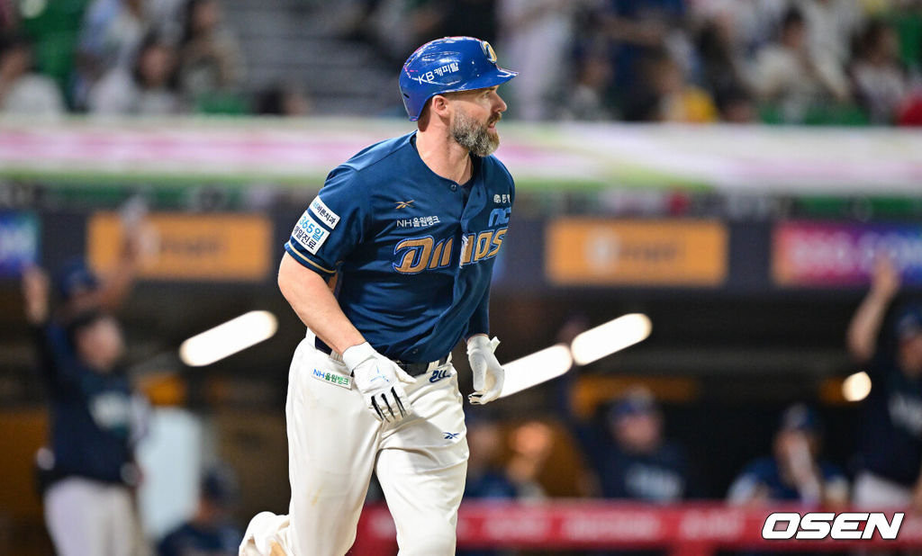 31일 오후 인천 문학동 SSG랜더스필드에서 ‘2025 신한 SOL BANK KBO리그’ SSG 랜더스와 NC 다이노스의 경기가 진행됐다.이날 SSG는 문승원을, NC는 로건을 선발투수로 내세웠다.5회초 2사 1루 NC 데이비슨이 2점 홈런을 날리고 베이스를 돌고 있다. 2025.08.31 / soul1014@osen.co.kr