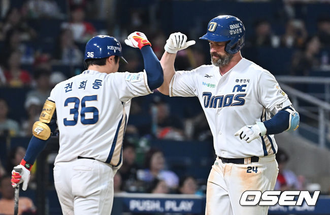 [OSEN=창원, 이석우 기자] 6일 창원NC파크에서 2025 신한 SOL 뱅크 KBO 리그 NC 다이노스와 KIA 타이거즈의 경기가 열렸다. 홈팀 NC는 라일리가, 방문팀 KIA는 올러가 선발 출전했다. NC 다이노스 데이비슨이 8회말 2사 우월 솔로 홈런을 치고 하이파이브를 하고 있다. 2025.09.06 / foto0307@osen.co.kr