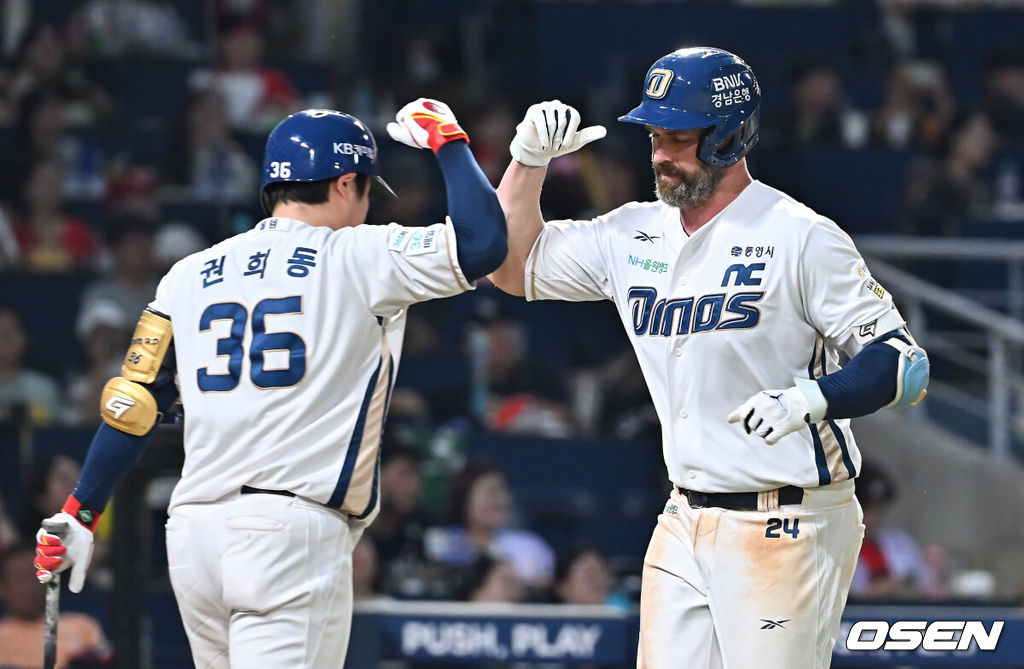 6일 창원NC파크에서 2025 신한 SOL 뱅크 KBO 리그 NC 다이노스와 KIA 타이거즈의 경기가 열렸다. 홈팀 NC는 라일리가, 방문팀 KIA는 올러가 선발 출전했다. NC 다이노스 데이비슨이 8회말 2사 우월 솔로 홈런을 치고 하이파이브를 하고 있다. 2025.09.06 / foto0307@osen.co.kr