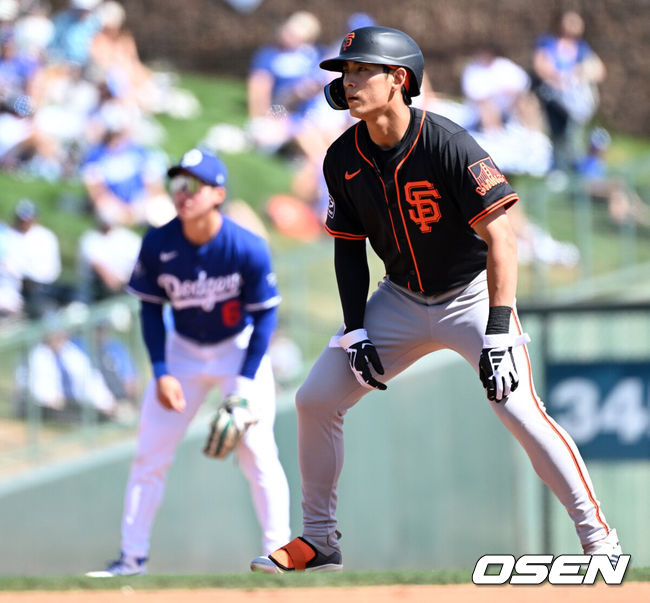 [OSEN=글렌데일(미국), 이대선 기자] '코리안 데이'였다. 이정후(샌프란시스코 자이언츠)와 김혜성(LA 다저스)이 맞대결에서 나란히 맹활약했다.  LA 다저스와 샌프란시스코 자이언츠는 2일(이하 한국시간) 미국 애리조나주 글렌데일의 캐멀백 랜치에서 2025 메이저리그 시범경기를 치렀다. 이날 김혜성은 8번 유격수로, 이정후는 3번 중견수로 각각 선발 출장했다. 이정후가 총알 2루타로 선제 타점을 올리자, 7푼 타율로 마음고생을 하던 김혜성은 시범경기 첫 홈런포를 터뜨렸다.1회초 1사 3루에서 샌프란시스코 자이언츠 이정후가 우전 적시 2루타를 치고 주루 플레이를 펼치고 있다. 2025.03.02 / sunday@osen.co.kr