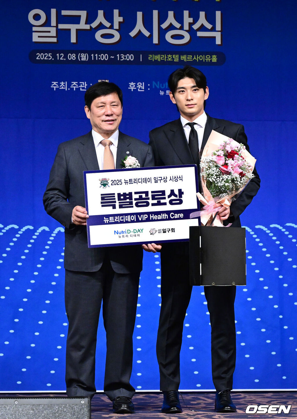 8일 오전 서울 청담동 리베라호텔에서 ‘2025 일구상 시상식’이 열렸다.이번 일구상은 최고 투수상 삼성 원태인, 최고 타자상 키움 송성문, 신인왕으로 KT 안현민 등을 선정했다.메이저리거 이정후가 특별 공로상을 수상한 뒤 허구연 KBO 총재와 포즈를 취하고 있다. 2025.12.08 / dreamer@osen.co.kr