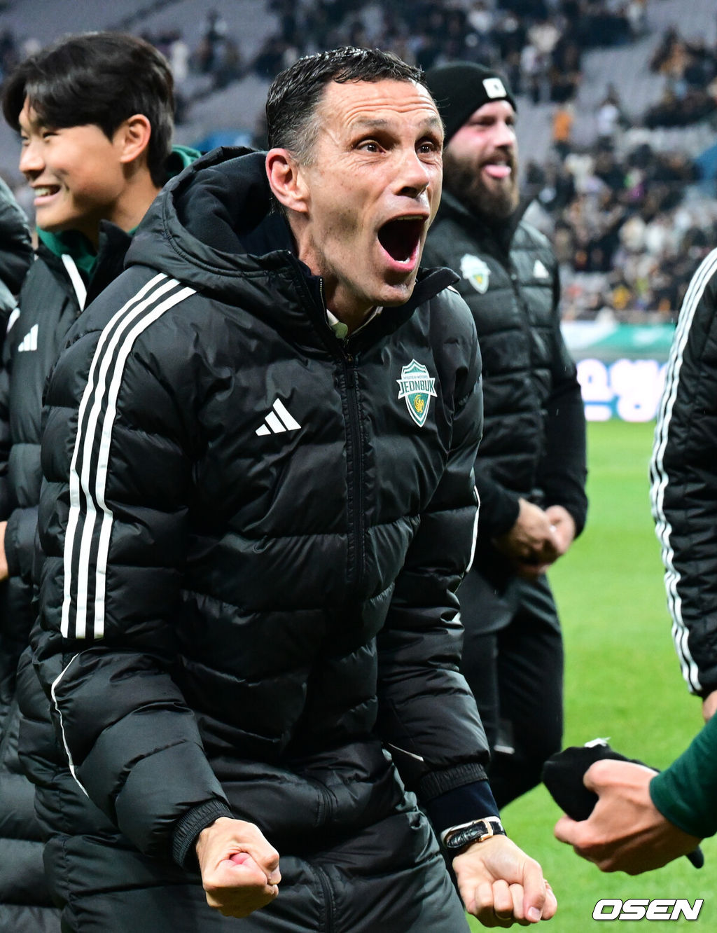 전북현대가 끝내 정상에 섰다. 연장전 혈투 끝에 광주FC를 2-1로 꺾고 2025 하나은행 코리아컵 우승을 차지했다. 120분 동안 퇴장·부상·논란 상황이 뒤섞인 결승전이었지만, 마지막에 웃은 팀은 전북이었다.전북현대는 6일 오후 1시 30분 서울월드컵경기장에서 열린 2025 하나은행 코리아컵 결승전에서 광주FC와 맞붙어 2-1로 승리했다.K리그1 우승에 이어 코리아컵 우승까지 더블을 이뤄낸 전북의 포옛 감독이 기뻐하고 있다.  2025.12.06 /cej@osen.co.kr