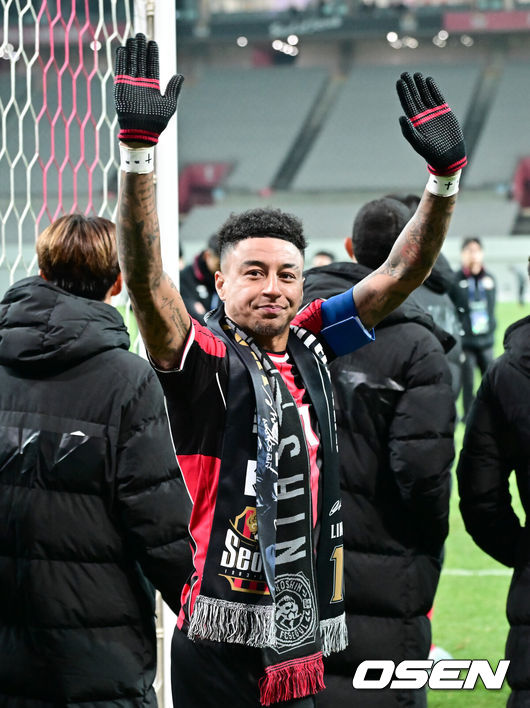 [OSEN=서월월드컵경기장, 박준형 기자] 제시 린가드(33, 서울)의 라스트 댄스는 무승부로 끝났다. FC서울은 10일 오후 서울월드컵경기장에서 2025~2026시즌 아시아축구연맹(AFC) 챔피언스리그 엘리트(ACLE) 리그 스테이지에서 린가드의 선제골이 터졌지만 지키지 못하고 멜버른 시티와 1-1로 비겼다. 서울(2승3무1패, 승점 9)은 5위로 밀렸다. 멜버른 스티(3승1무2패, 승점 10점)는 4위다. 경기종료 후 FC서울 린가드 고별행사에서 린가드가 팬들에게 인사를 하고 있다.  2025.12.10 / soul1014@osen.co.kr