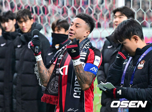 [OSEN=서울월드컵경기장, 박준형 기자] 제시 린가드(33, 서울)의 라스트 댄스는 무승부로 끝났다. FC서울은 10일 오후 서울월드컵경기장에서 2025~2026시즌 아시아축구연맹(AFC) 챔피언스리그 엘리트(ACLE) 리그 스테이지에서 린가드의 선제골이 터졌지만 지키지 못하고 멜버른 시티와 1-1로 비겼다. 서울(2승3무1패, 승점 9)은 5위로 밀렸다. 멜버른 스티(3승1무2패, 승점 10점)는 4위다. 경기종료 후 FC서울 린가드 고별행사에서 린가드가 팬들에게 하트를 보이고 있다.  2025.12.10 / soul1014@osen.co.kr