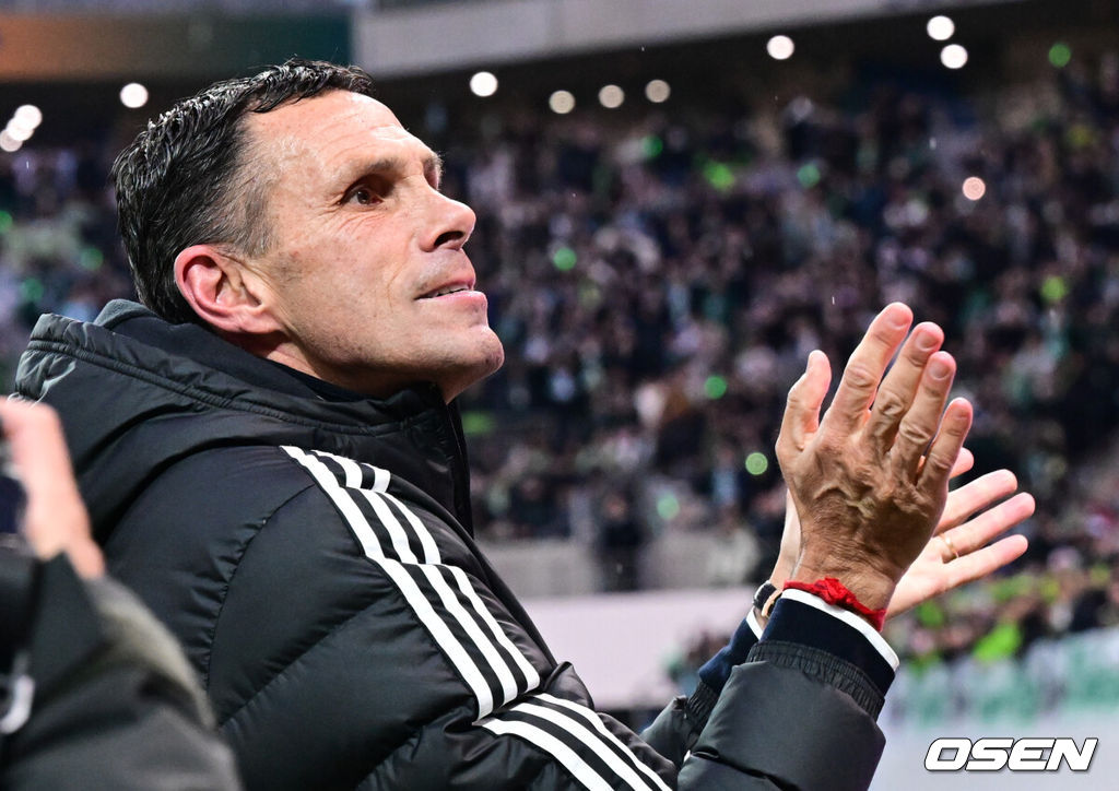 전북현대가 끝내 정상에 섰다. 연장전 혈투 끝에 광주FC를 2-1로 꺾고 2025 하나은행 코리아컵 우승을 차지했다. 120분 동안 퇴장·부상·논란 상황이 뒤섞인 결승전이었지만, 마지막에 웃은 팀은 전북이었다.전북현대는 6일 오후 1시 30분 서울월드컵경기장에서 열린 2025 하나은행 코리아컵 결승전에서 광주FC와 맞붙어 2-1로 승리했다.통산 6번째 우승에 성공한 전북의 포옛 감독이 관중들과 기뻐하고 있다. 2025.12.06 /cej@osen.co.kr