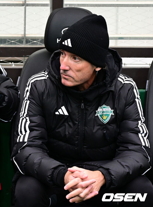 [OSEN=상암월드컵경기장, 조은정 기자] 2025 하나은행 코리아컵 전북FC와 광주FC의 결승전이 6일 서울 마포구 서울월드컵경기장에서 열렸다.시민구단 광주는 사상 첫 코리안컵 우승에 도전, 전북은 올해 K리그1 우승에 이어 두 번째 더블을 노린다.전북 타노스 코치가 벤치를 지키고 있다. 2025.12.06 /cej@osen.co.kr