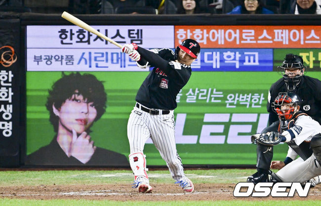 [OSEN=대전, 박준형 기자] 30일 대전 한화생명볼파크에서 2025 신한 SOL Bank KBO리그 포스트시즌 한국시리즈 4차전 한화 이글스와 LG 트윈스의 경기가 열렸다.이날 경기에 한화는 와이스를, LG는 치리노스를 선발투수로 내세웠다. 9회초 2사 1루 LG 문보경이 역전 1타점 적시 3루타를 날리고 있다.   2025.10.30 / soul1014@osen.co.kr