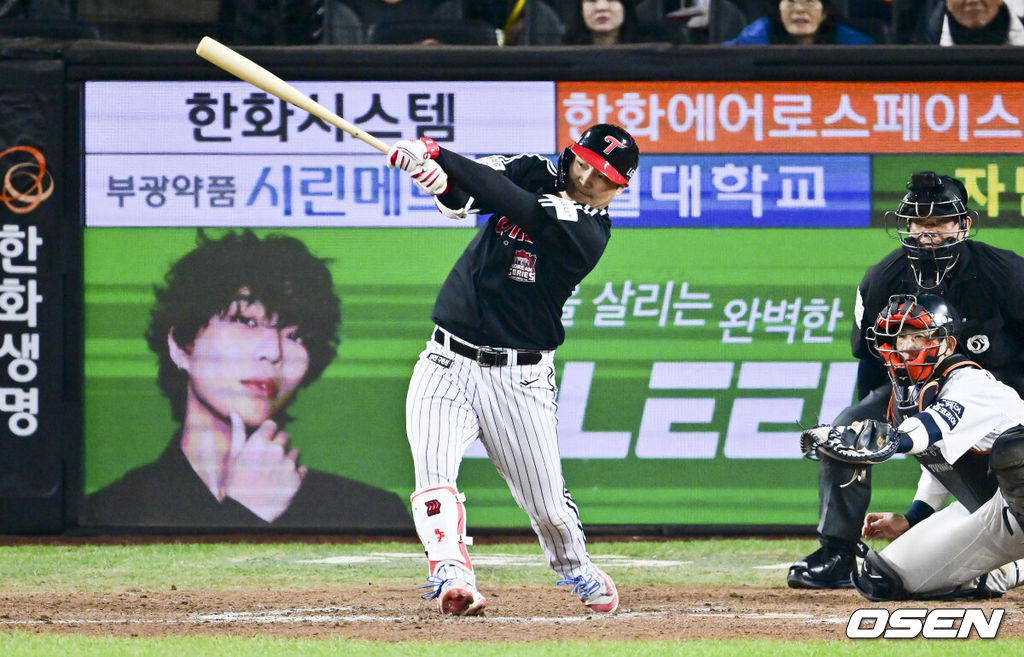 30일 대전 한화생명볼파크에서 2025 신한 SOL Bank KBO리그 포스트시즌 한국시리즈 4차전 한화 이글스와 LG 트윈스의 경기가 열렸다.이날 경기에 한화는 와이스를, LG는 치리노스를 선발투수로 내세웠다. 9회초 2사 1루 LG 문보경이 역전 1타점 적시 3루타를 날리고 있다. 2025.10.30 / soul1014@osen.co.kr