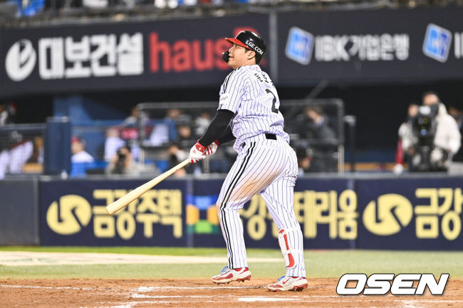 [OSEN=잠실, 박준형 기자] 27일 오후 서울 잠실야구장에서 2025 신한 SOL Bank KBO리그 포스트시즌 한국시리즈 2차전 LG 트윈스와 한화 이글스의 경기가 열렸다.LG는 임찬규, 한화는 류현진을 선발 투수로 내세웠다.8회말 2사 1루 LG 문보경이 2점 홈런을 날리고 있다.     2025.10.27 / soul1014@osen.co.kr